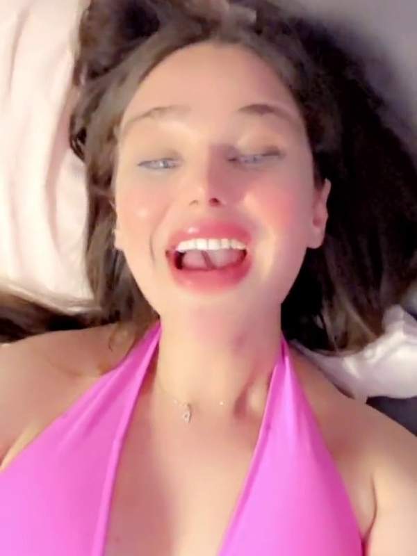 Genieße meinen rosa Bikini und leg dich auf mein Bett - ich bin bereit für dich
