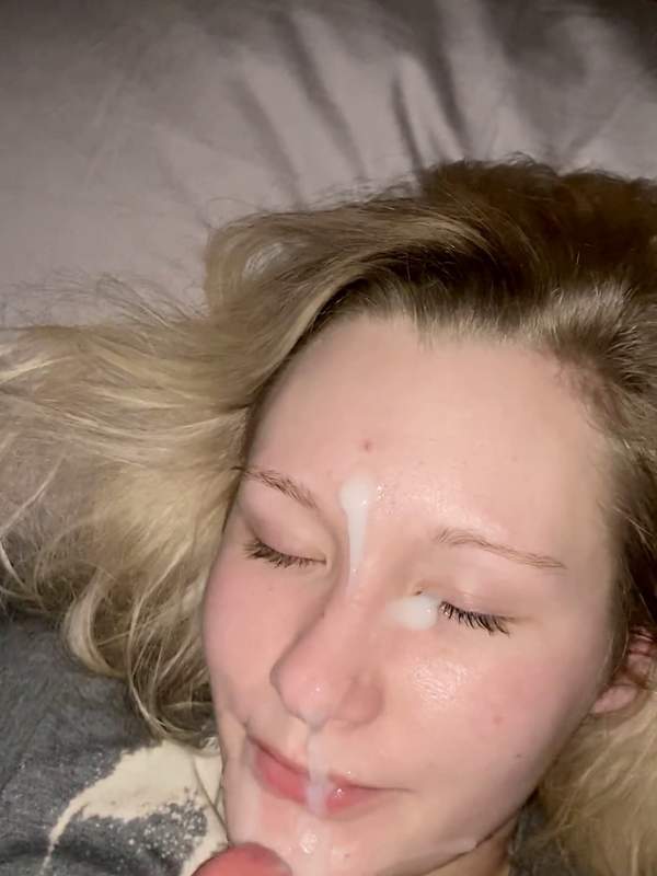 Eine Blondine lässt sich von hinten ficken