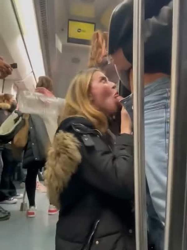 Blonde Blondine bläst Schwanz auf dem Zug