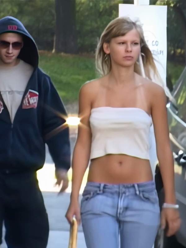 Junge Schönheit mit dem selbstbewussten Gang - sie hat noch nicht erfahren dass sie hinter sich einen Schwanz hat