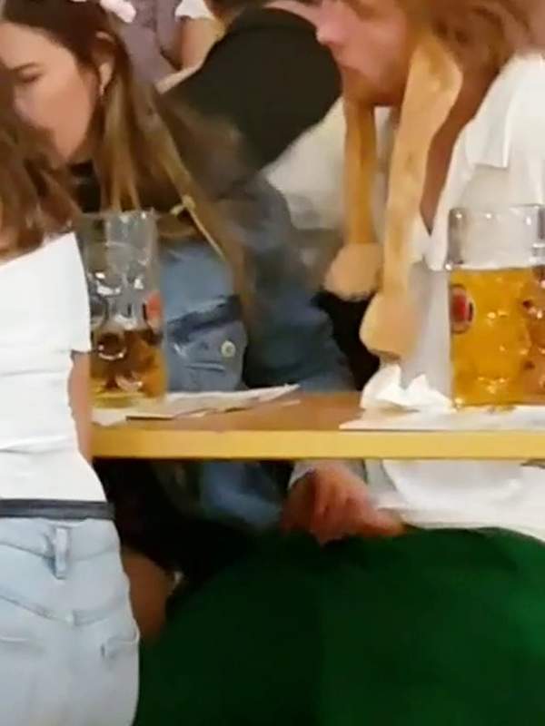 Unter dem Oktoberfest Tisch - ein geiler öffentlicher Handjob