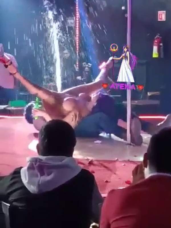 Dieser Club hat eine geile Vibe mit einer sexy Pussy Cat beim Striptease und beim Piss
