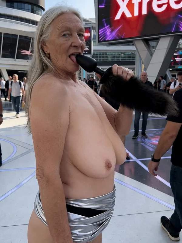 Blonde reitet ihren Schwanz mit dem Schwanz