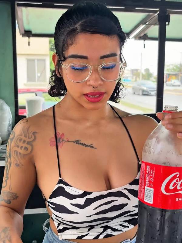 Latina Lesben mit Brille spritzen beim Sex ab